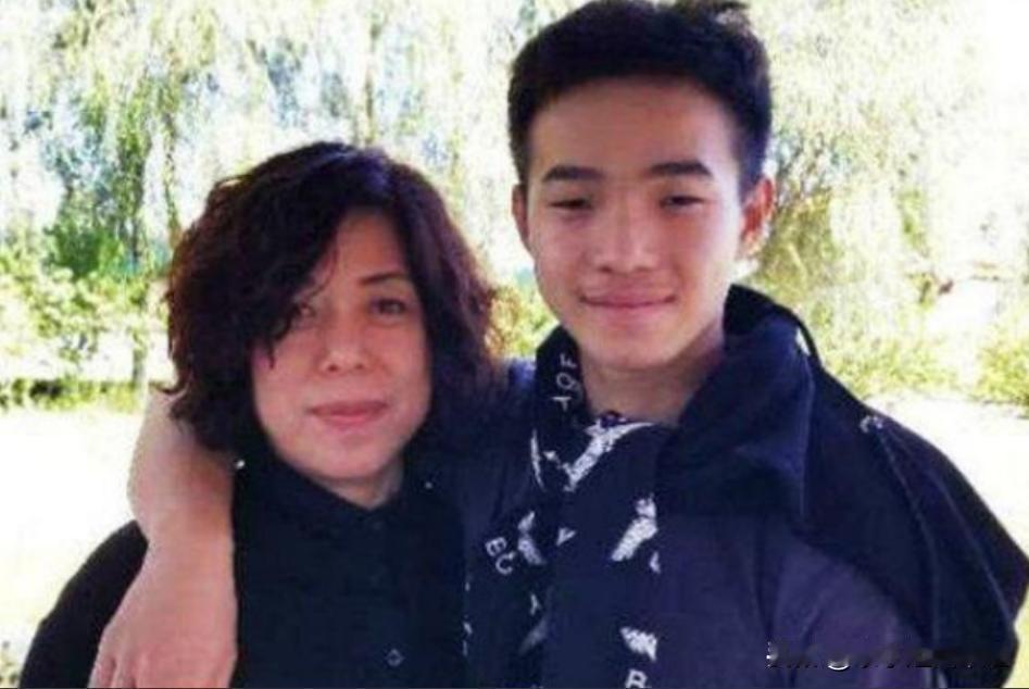 1995年，黑龙江一女子捡到一聋哑男婴，为了抚养他，不惜与丈夫离婚，甚至卖掉房产