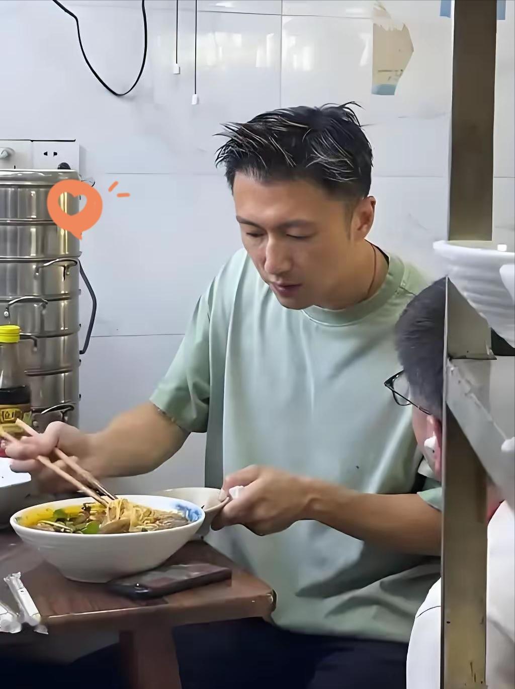 王菲这辈子跟定谢霆锋了！重庆演唱会结束，他去吃面条的时候，特别接地气。作为美