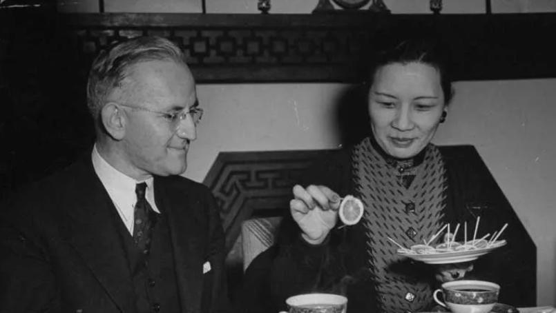 1942年重庆那个深夜，蒋介石带兵冲进官邸，到底在找啥？1985年，美国出版