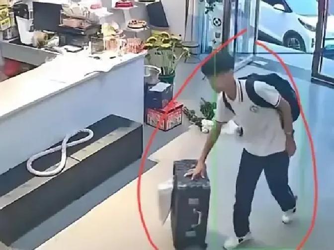一个13岁的男孩，自己攒钱坐上长途车，拖着一个磨损的行李箱，瞒着所有人，跨越千里