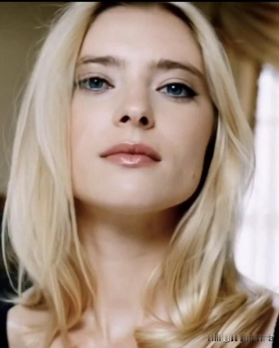 一位名叫伊莎贝尔的漂亮法国女孩在社交平台上发文，称她是一名拥有欧洲血统的法国女性