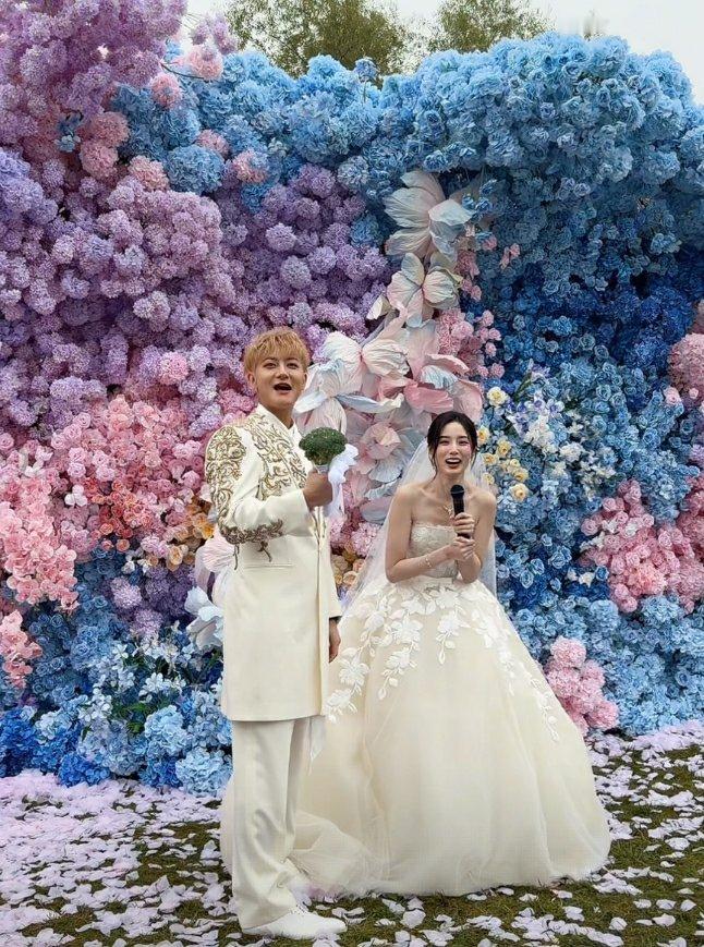 黄子韬徐艺洋婚礼两位都挺大大方方的送车送东西什么的祝福百年好合[鼓掌][