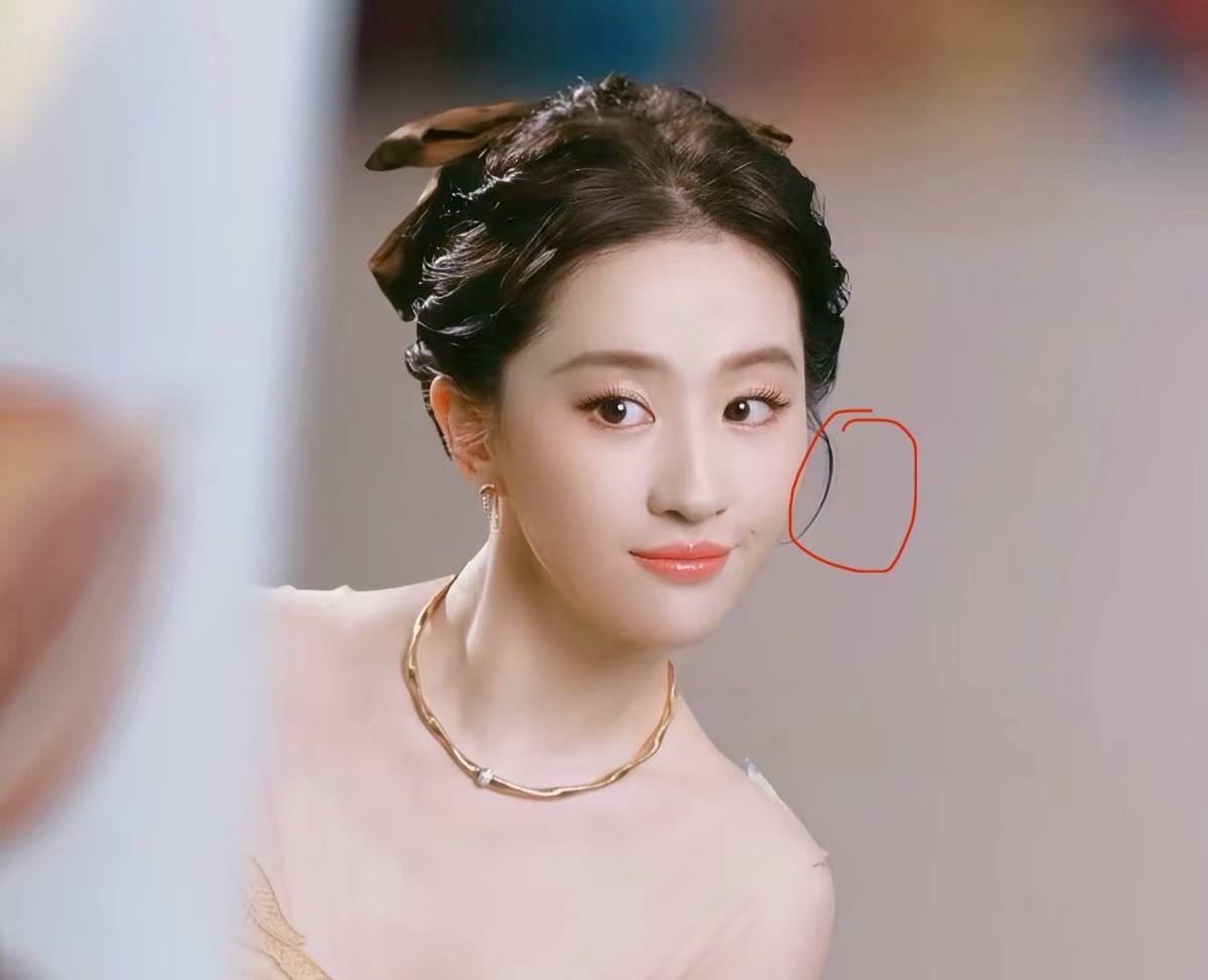 德芙广告里的刘亦菲，双手摆弄着黄色裙摆笑。那种快乐，让你根本想不起巧克力。以