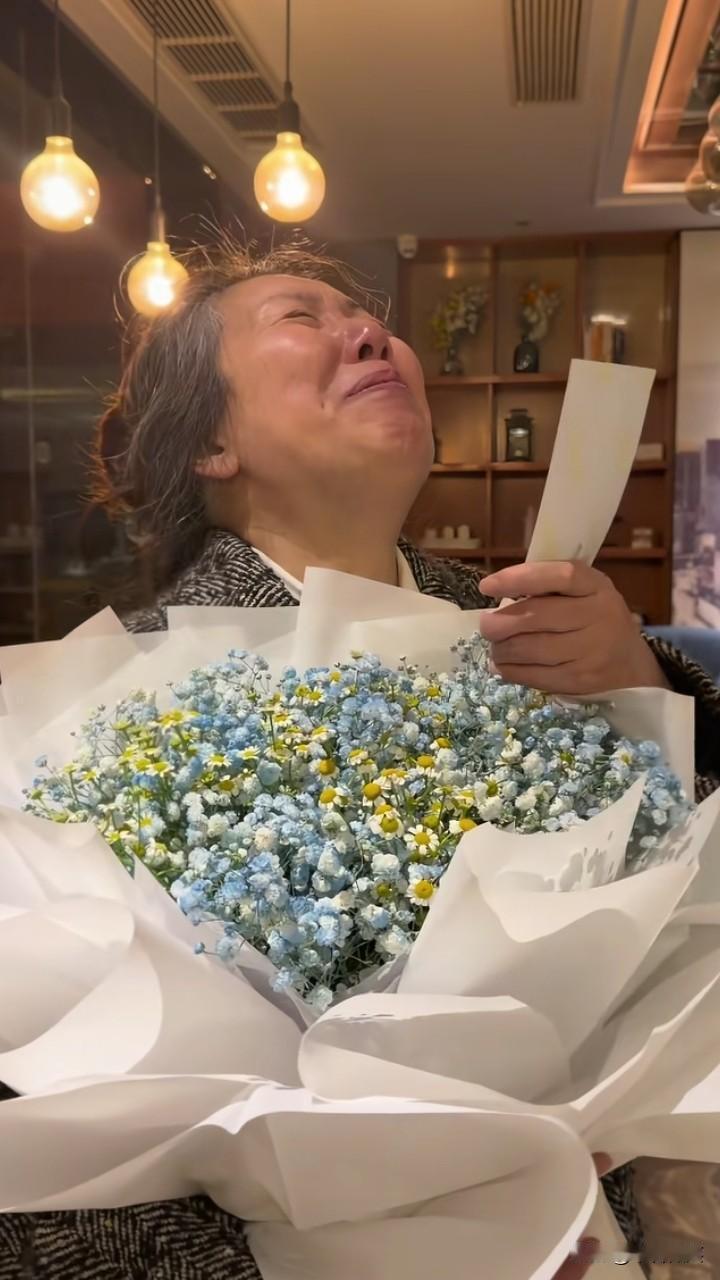 紫雅妈妈收到粉丝朋友们的祝福，仰面痛哭，令人心痛不已！成都27岁女孩遇害案将于1