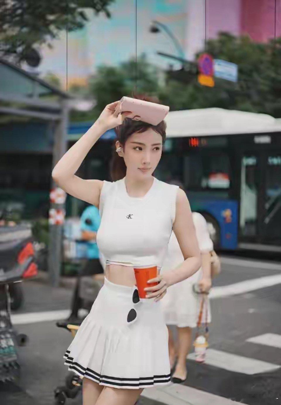 央视主持人马卉，机场街拍，纯白穿搭，白的发光