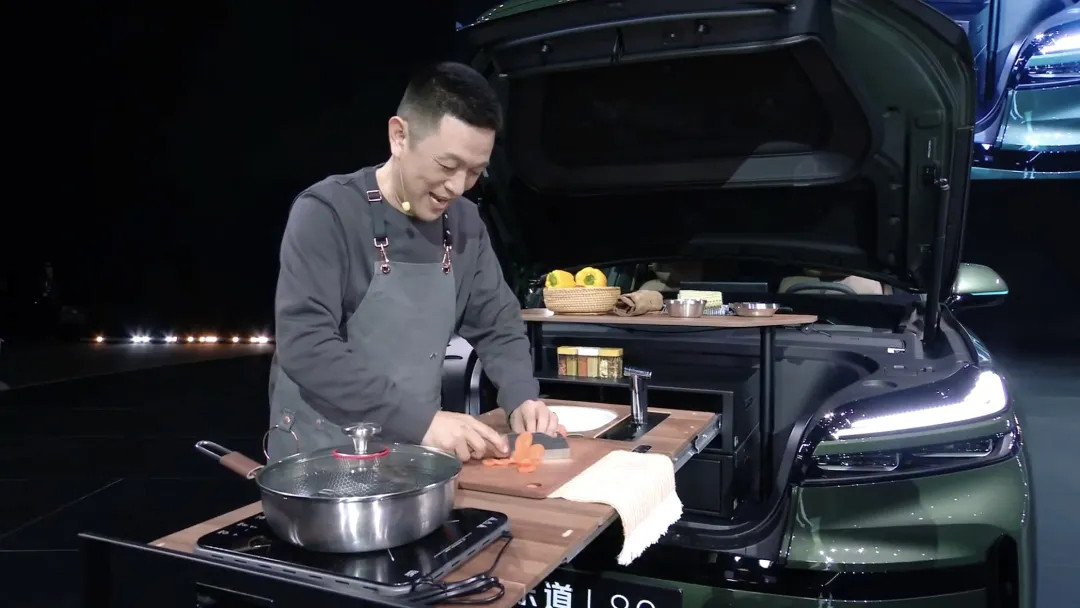 李斌现场演示做饭！乐道L80整车购买预售价区间为24.68万元起，租电方案购买预
