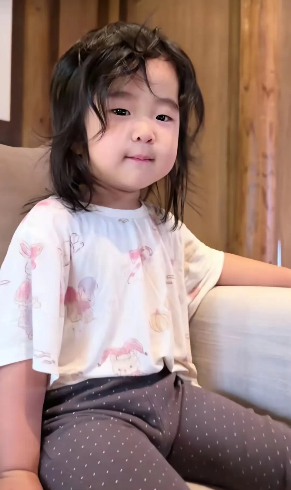 这就是张纪中的小女儿，龙珠快满2岁了，一看就是张导的孩子，五官和爸爸神似，基因真的很神奇。​