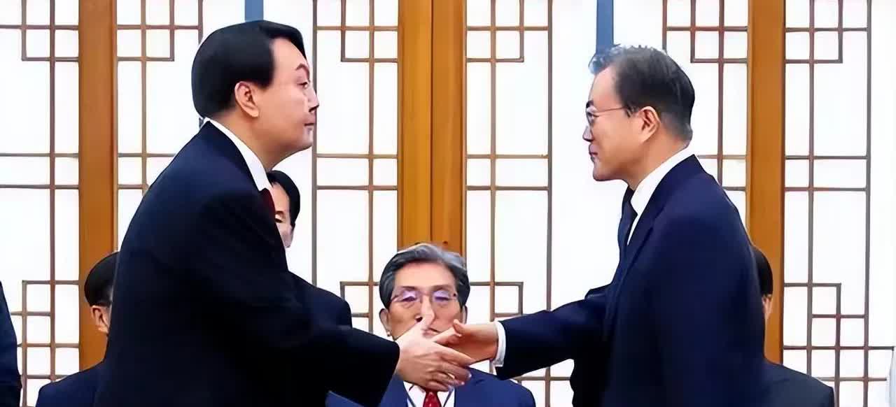 文在寅这步棋确实高！2021年卸任前，他宣布特赦刚入狱不到一年的朴槿惠，理由是其