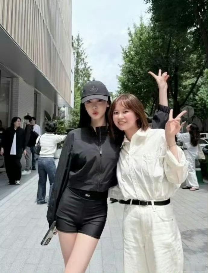 易梦玲与素人合影，逆天比例太可怕了