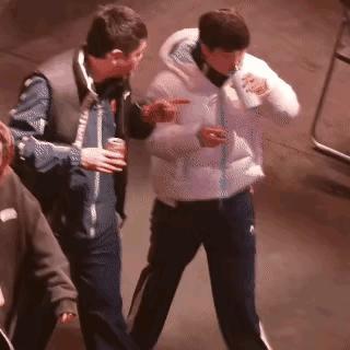 还是邱爹有办法，知道莎莎输了比赛心情不好，于是主动凑过来跟莎莎聊天，也不知