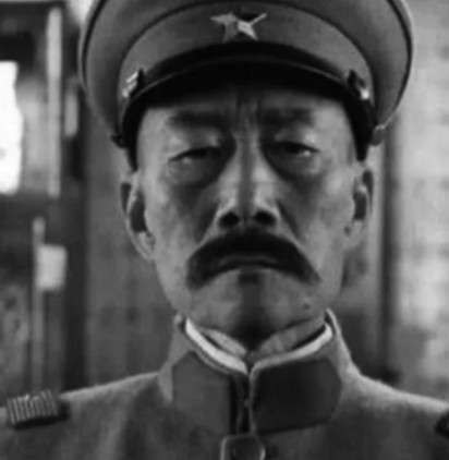 1894年，张作霖去于六家喝酒，中途于六去放水，谁知，于六的小老婆二兰子竟走了过