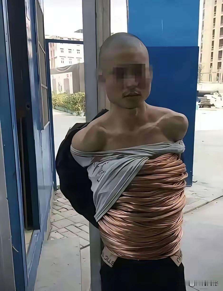 这哥们的体格也够好的了，把这么多铜线缠在身上，一般人承受不了这么大的重量，因为铜