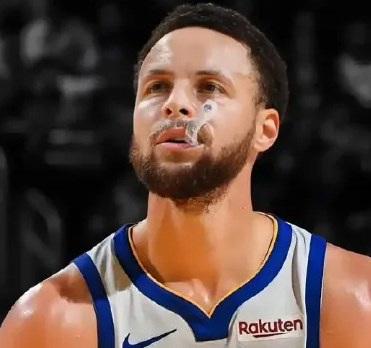 明日，勇士对阵爵士的比赛即将开始。赛前，勇士记者更新社媒：“斯蒂芬-库里和德