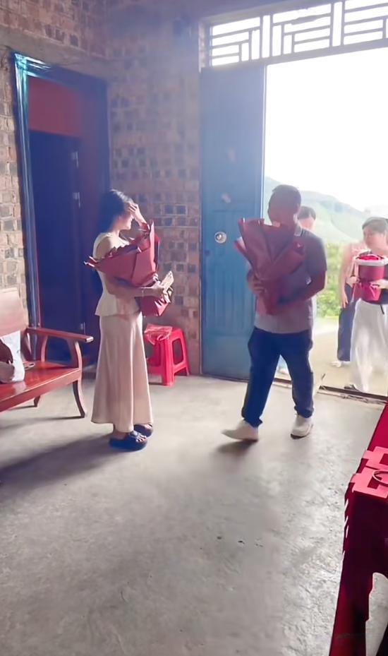男子快40岁娶到28岁漂亮媳妇！广西某村的一场订婚宴火了。新郎是90后，眼看快