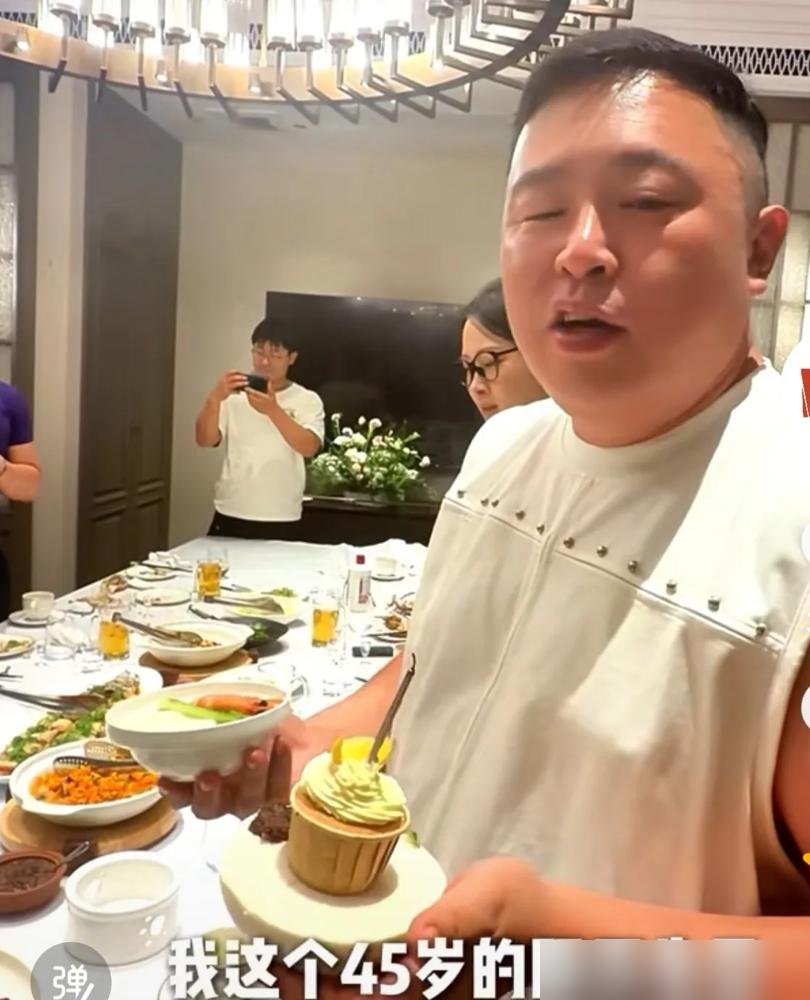 45岁生日宴，黄渤王迅坐旁边，桌上没蛋糕，仨人对着空气演《虎口脱险》。阎鹤祥在青岛过生日，饭局上不吹