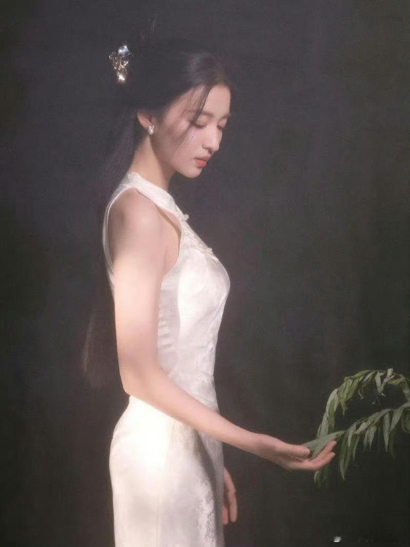 王楚然这个腰臀比太绝了吧这可是95小花颜值top之一，之前的几部古偶口碑，大家