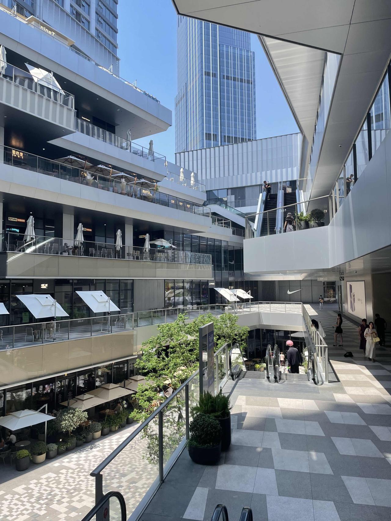 郑州东区万象城，超过了大卫城和正弘城避开了郑东万象城，刚开业时候的人潮拥挤，