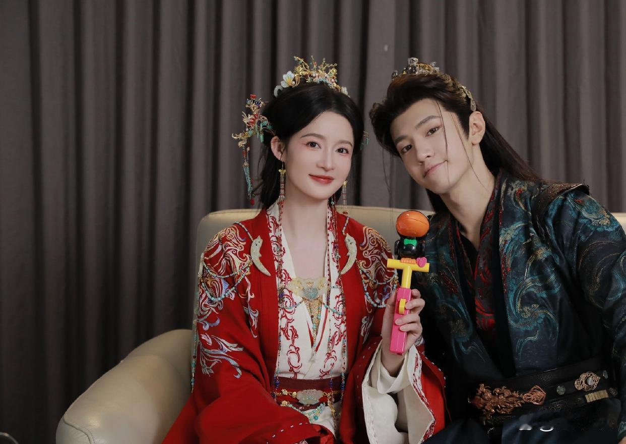 李沁真的很漂亮，但旁边的男人太显小了，所以显得有点姐感。​​​