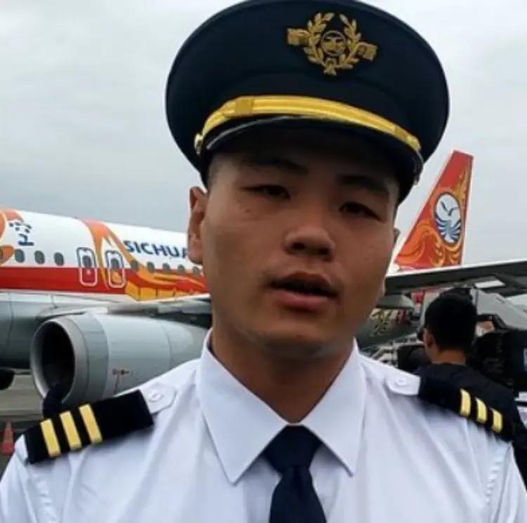 徐瑞辰，1991年2月出生，四川航空飞行员，曾是川航3U8633航班迫降事件的副