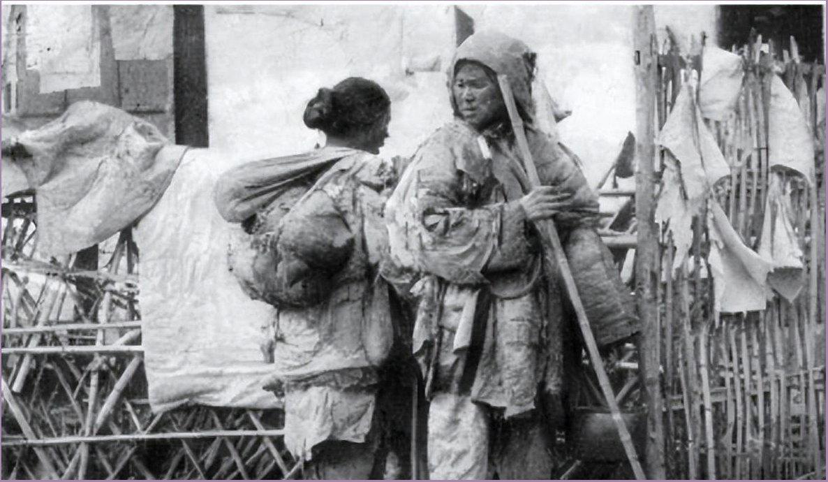 剿匪军长偶遇乞讨老妇，当街跪地一声娘，藏着半生牵挂1950年，清剿湖南6万