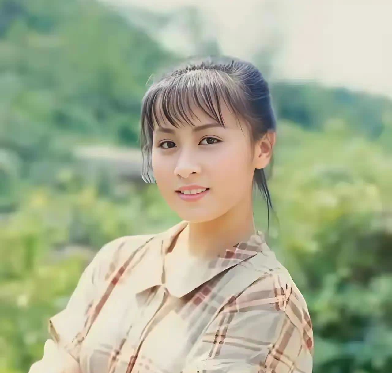 年轻时的刘嘉玲长得像花儿一样，散发着神秘的气质，好美好迷人。如今美人迟暮，不