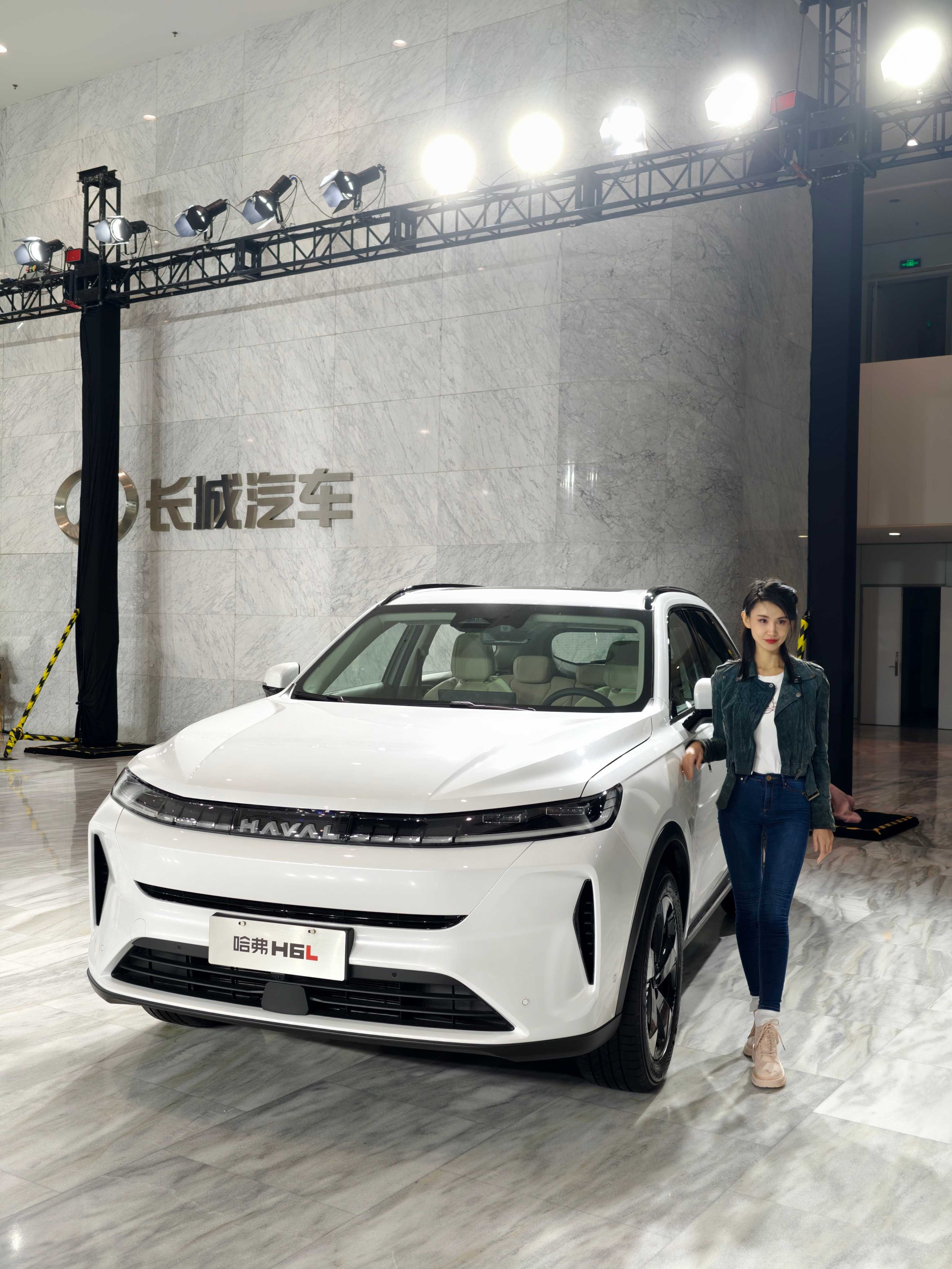 哈弗H6L外观还不错，内饰用料质感也很好，空间符合中型SUV尺寸，价格给力，确实