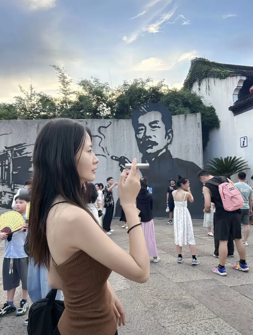 鲁迅夹烟有何不可？