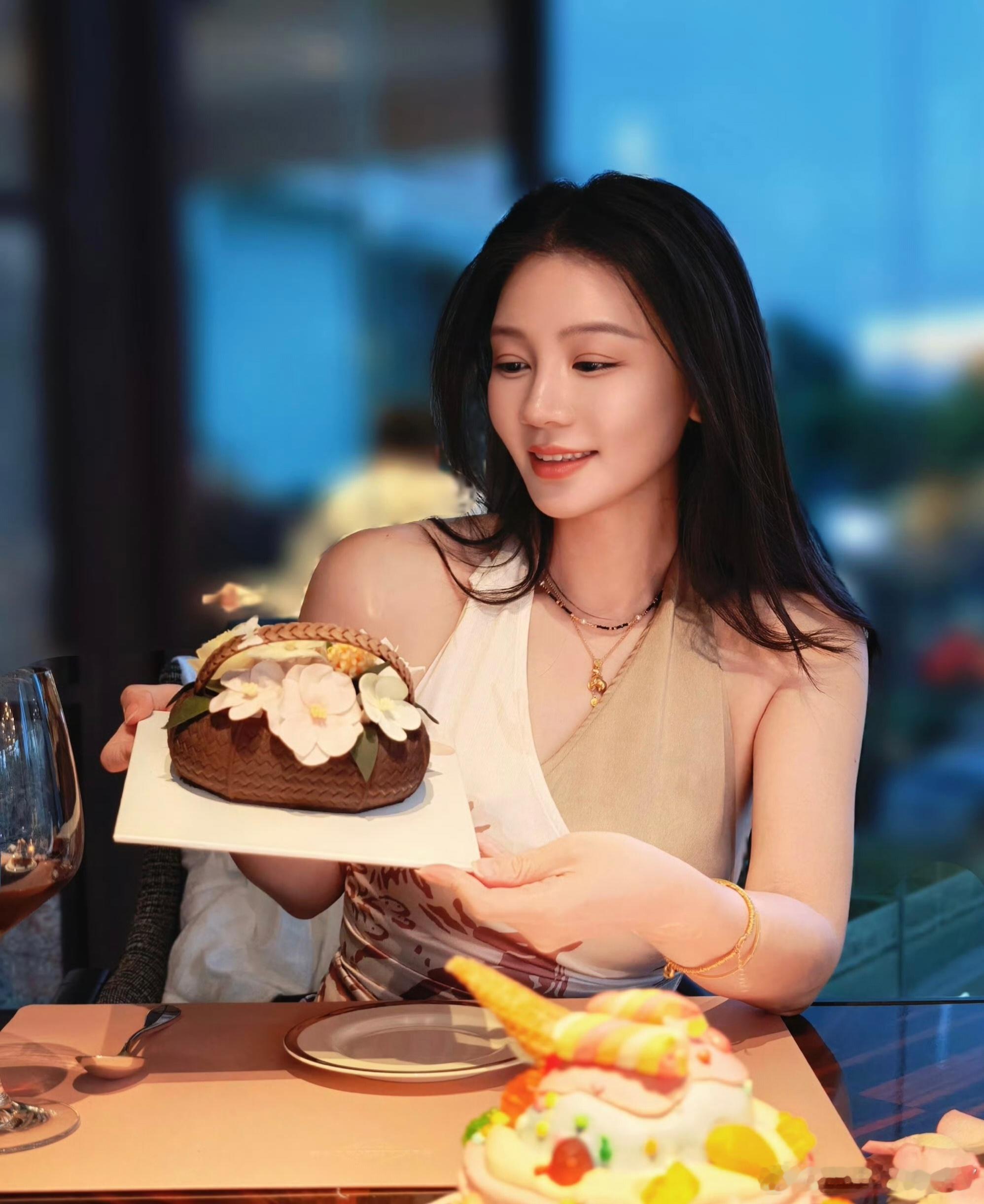 来吃蛋糕了！今天生日，祝她生日快乐！给小助理也分一份蛋糕，分享一下喜悦