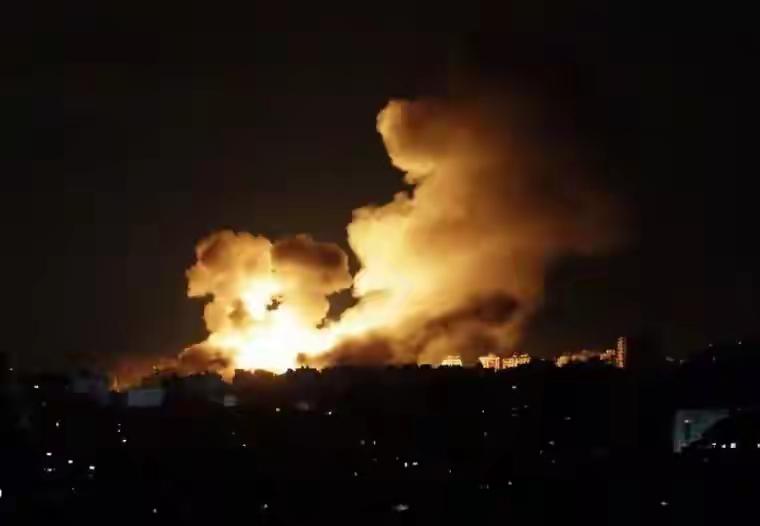 死伤不明！美军再次不宣而战，20架战机投下近百炸弹。 1月10日夜里，20架