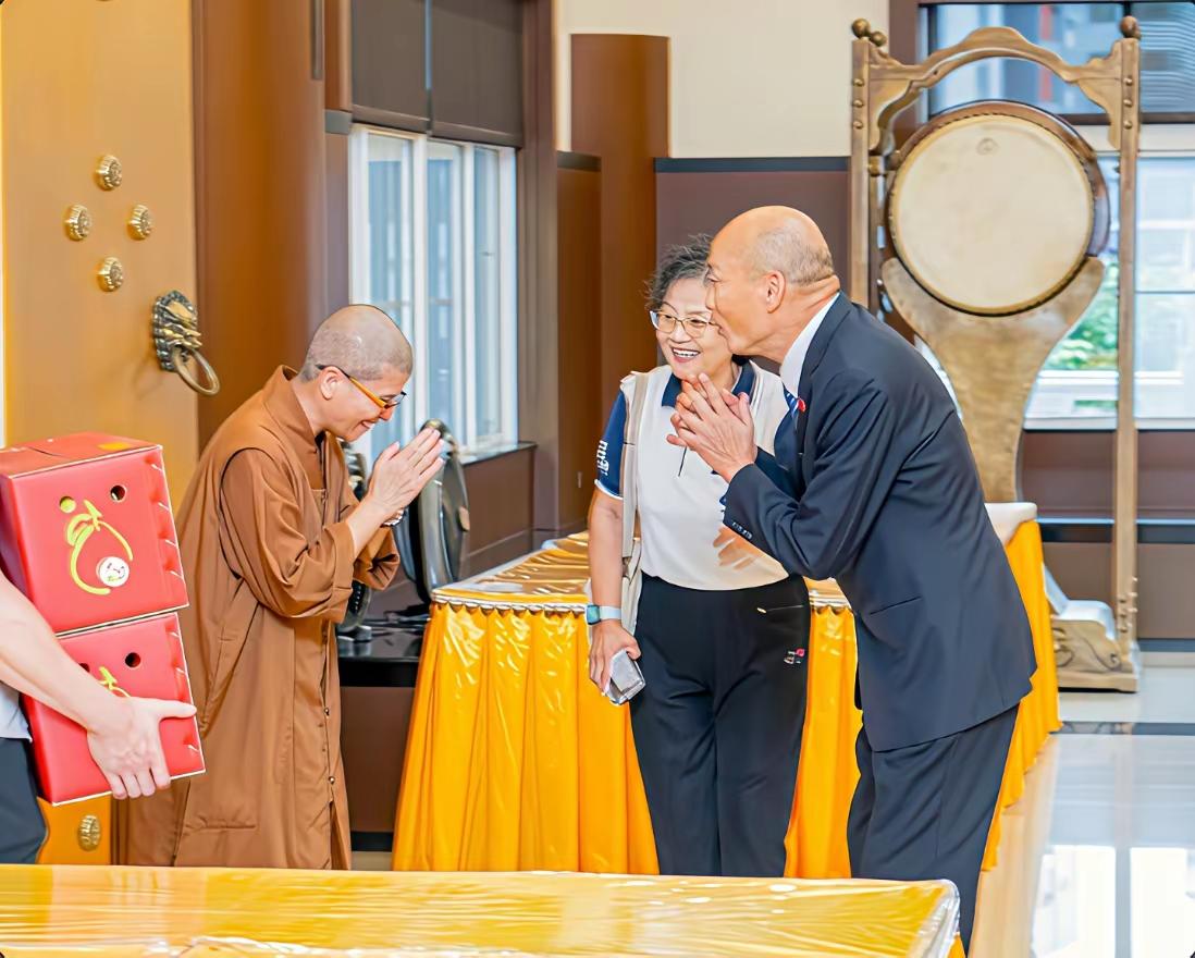 台湾地区所谓立法院院长韩国瑜又下跪了，不过，这次是到中国台湾省高雄般若寺跪拜了。