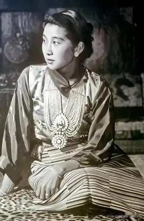 不丹王后天生旺夫脸！眉心美人痣好富态，难怪7岁内定为太子妃不丹王后佩玛的