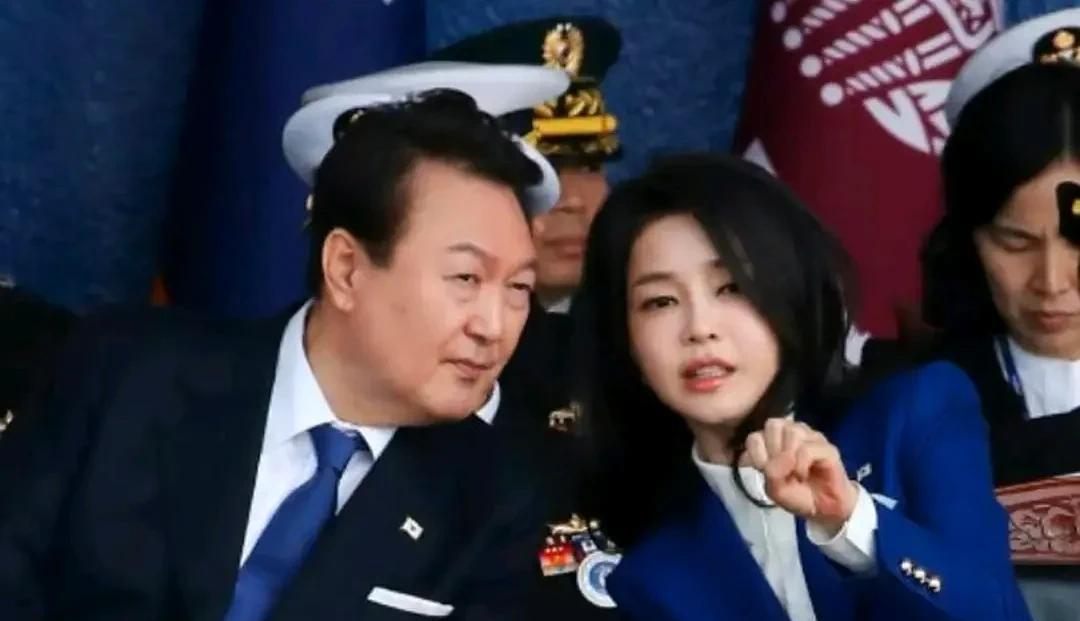 韩国的现实比韩剧还精彩！据报道，近日原韩国总统尹锡悦以及其夫人金建希一并被检方