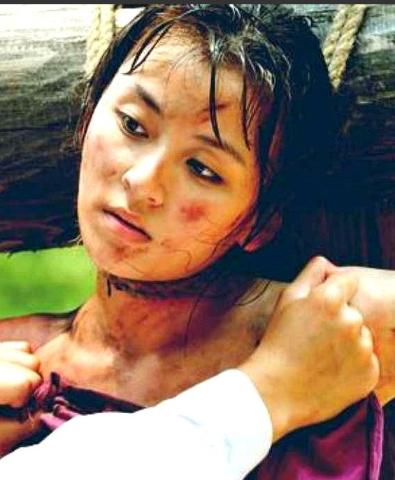 嘉靖年间，锦衣卫头子陆炳，正看着法场上一个要被砍头的姑娘。姑娘的继母。手里高高举