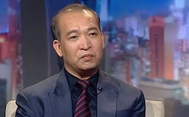 1991年，他放弃中国籍去英国捡垃圾赵泰来站在伦敦移民局柜台前，接过那本深蓝