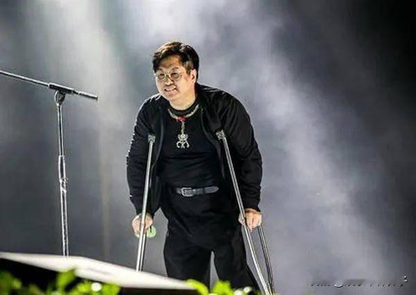 当初因为歌词被改，郑智化发文，表达了愤怒和遗憾，不过，当时多数网友表示支持，毕竟