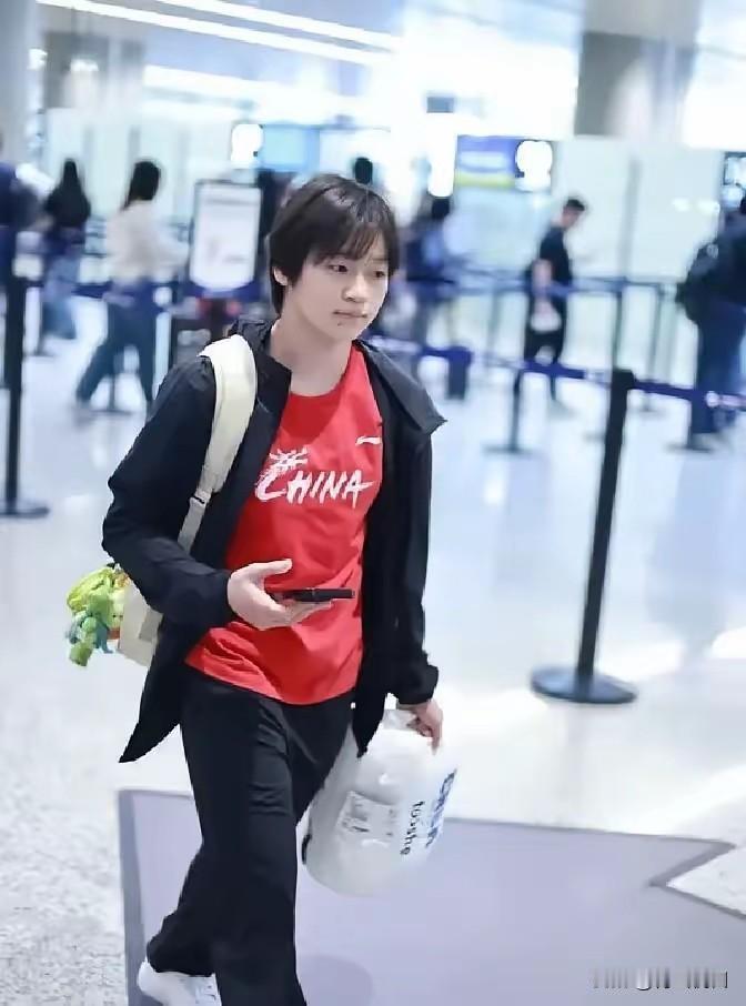 看到全红婵在澳门比赛没亮相，网上各种猜测就满天飞。我特意翻了翻体育总局最近的训练