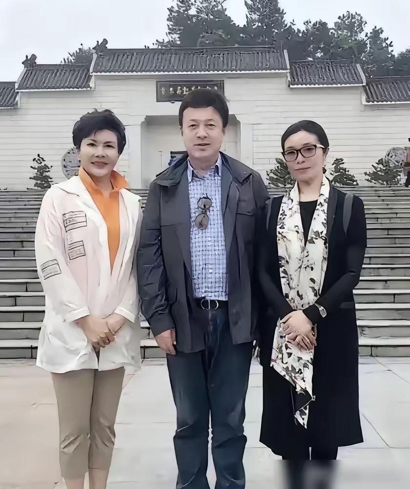 中间这位男明星你们吗？他曾经是样貌玉树临风，风流倜傥，如今人家已经老了许多，连