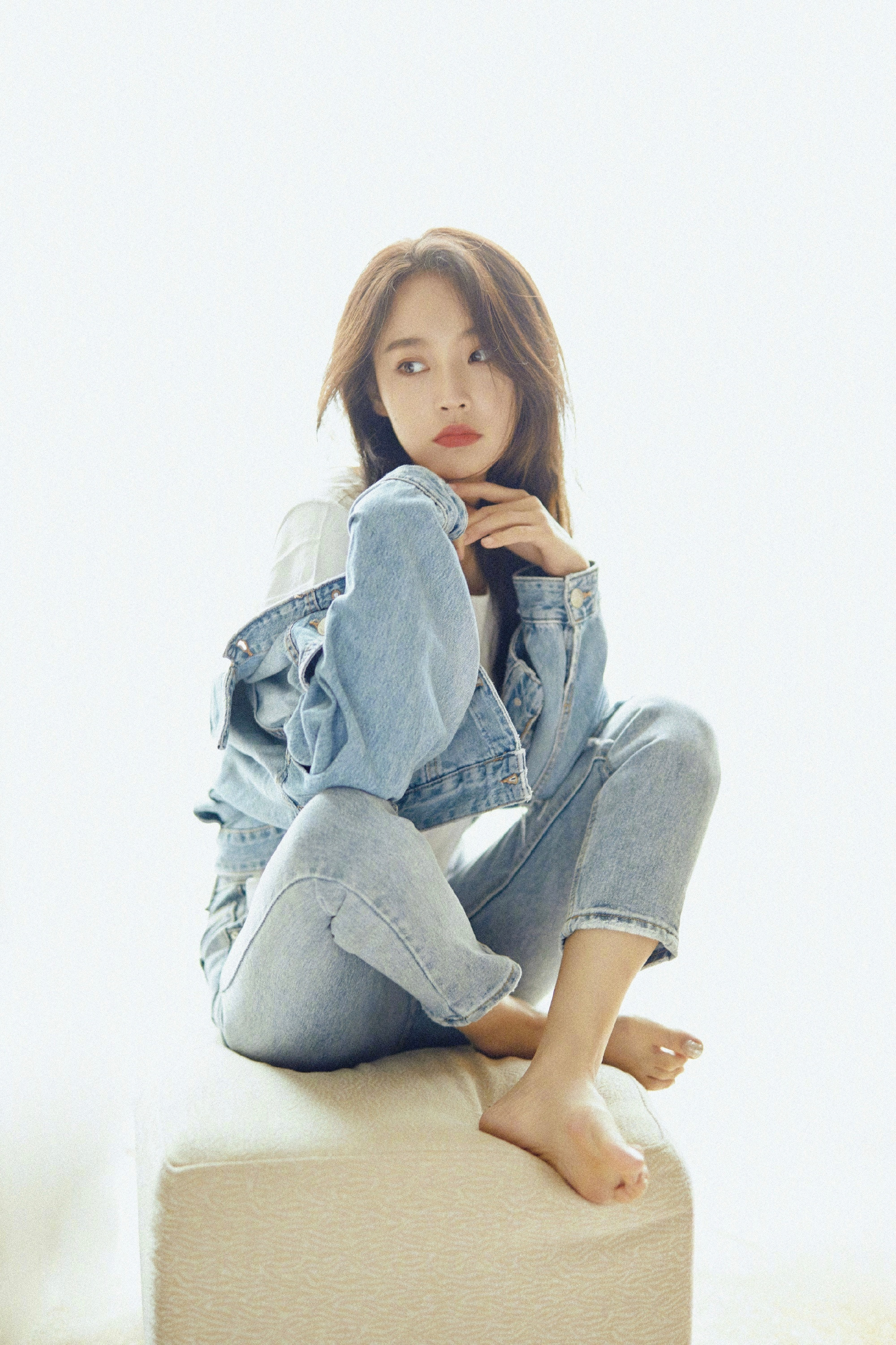 张佳宁私服写真，俏皮光脚丫。张佳宁