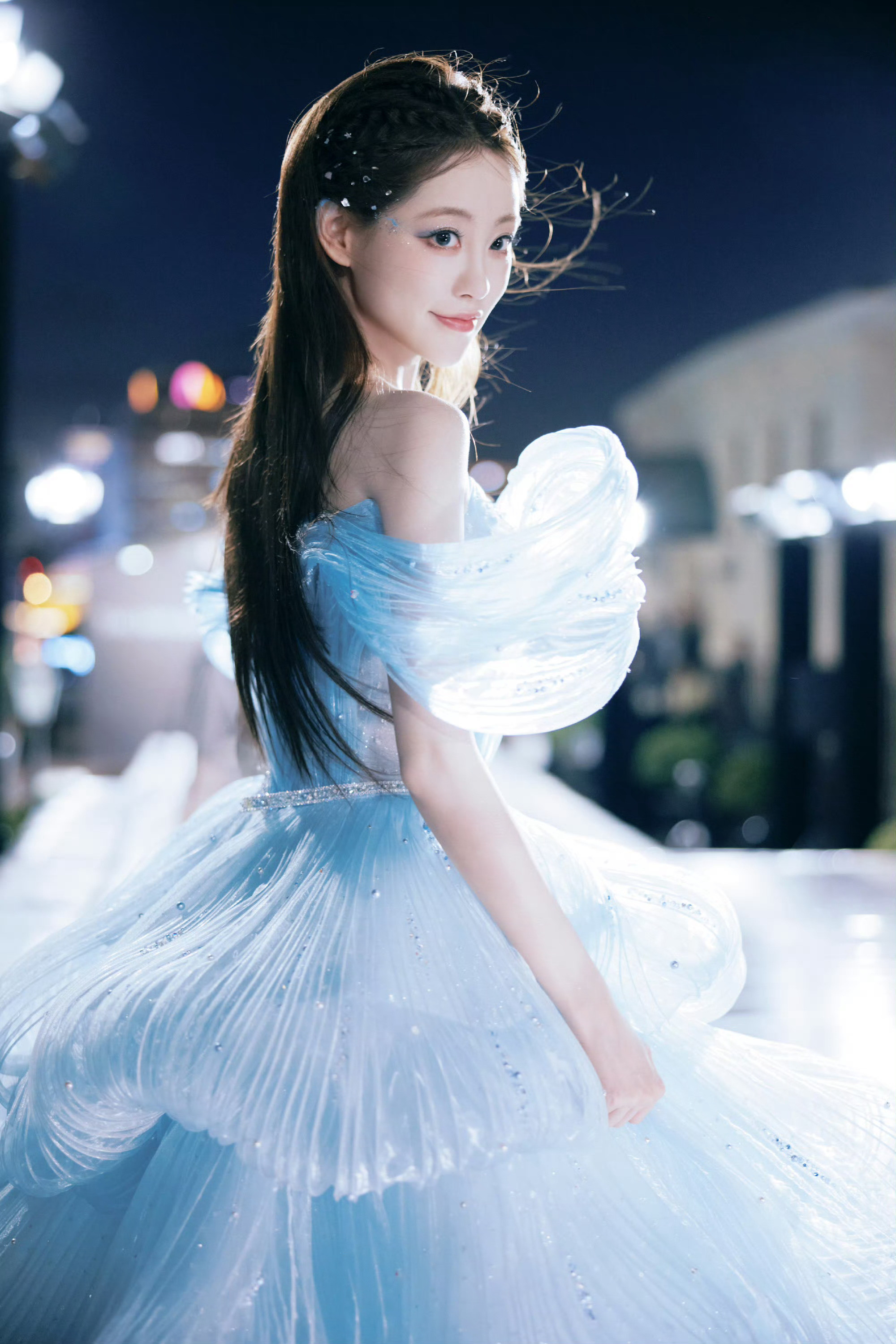蓝色祝绪丹好美，好喜欢这几张[抱抱]！这什么女王视角！🤩🤩​​​
