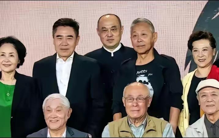 照片中全是老戏骨，你能说出名字估计年龄都在六七十岁以上了。