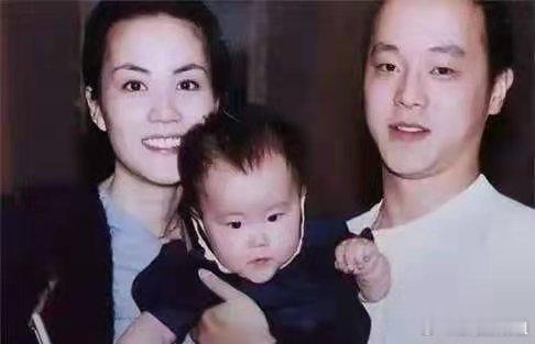 窦靖童的适应能力挺强啊，她跟三个爸爸在一起都很开心的样子！​​​