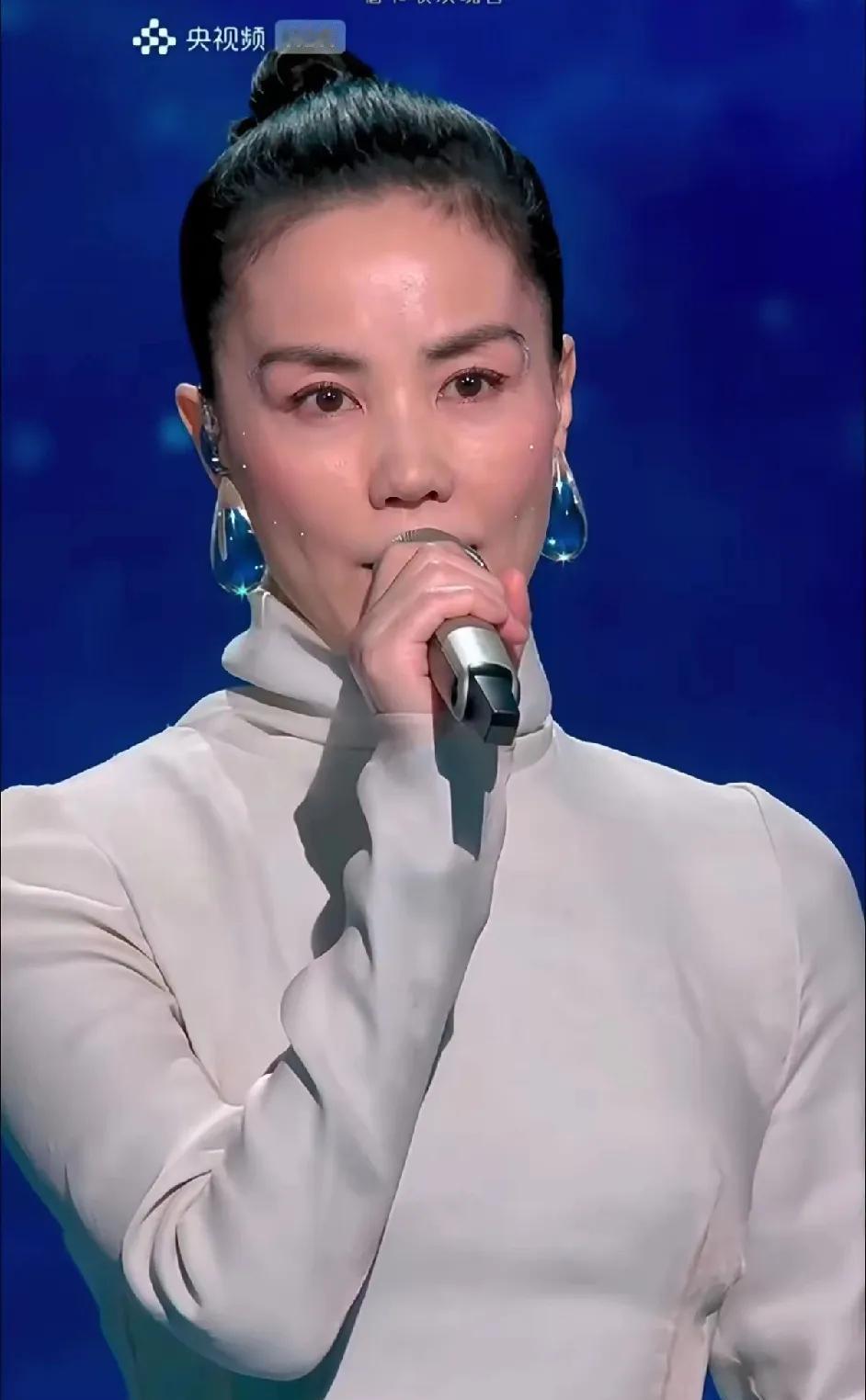 天后王菲春晚惊悚“鬼妆”出圈，你敢信这出自合作30年御用之手？发际线像刀刻，眉