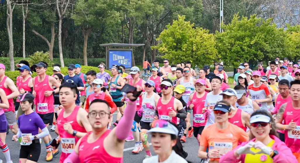 无锡马拉松，今年又和武汉撞日子了。两边都在抢人，抢得那叫一个凶。武汉的路线，