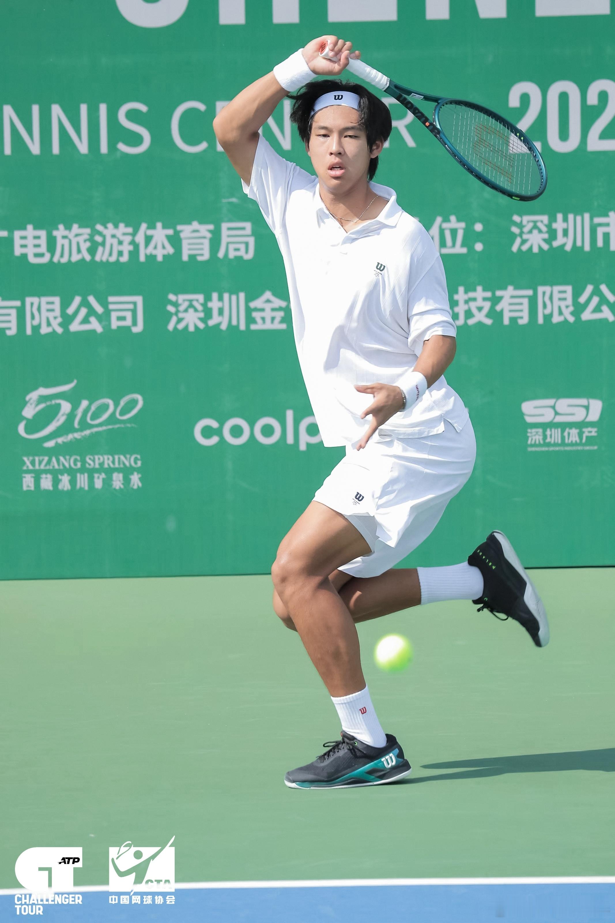周意晋级深圳挑战赛决赛💪ATP挑战赛深圳站半决赛，周意以6-7(6)6-4