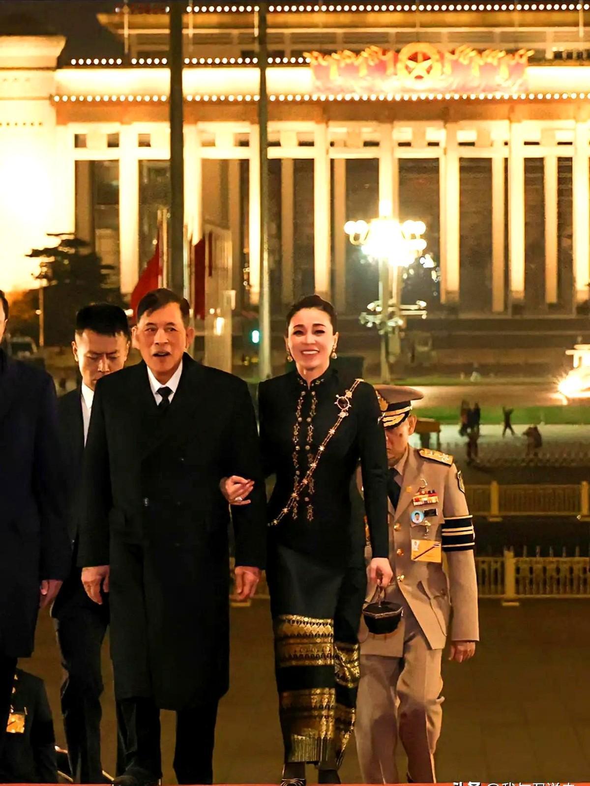 谁懂啊！苏提达王后在2023年12月北京的中泰建交48周年晚宴上，那套黑金礼服简