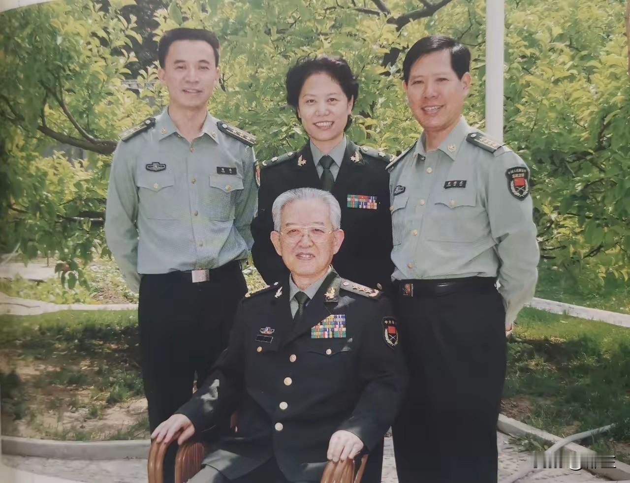 老照片，大家记得这位满头白发的老人吗？认识他的人都叫他总政于主任，在职期间也