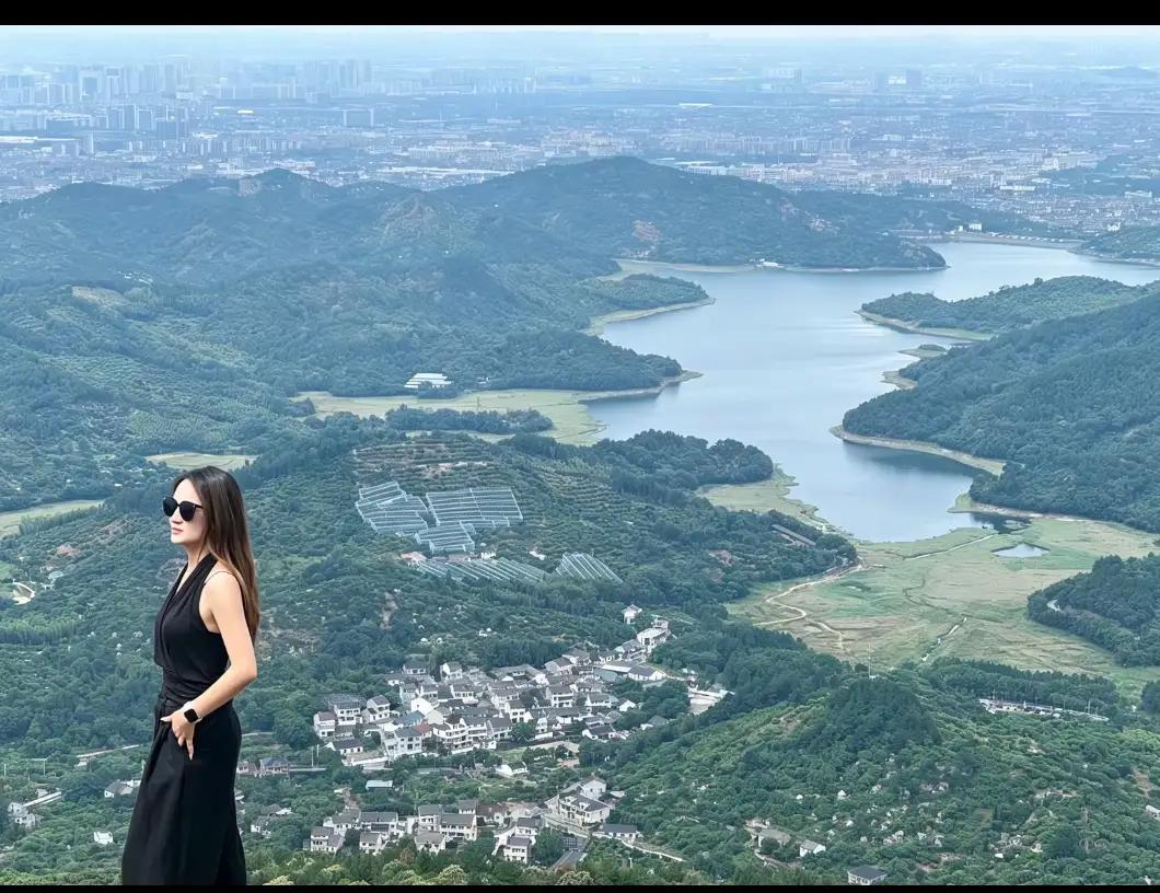 宁波慈溪栲栳山这件事给所有人上了一课。这名44岁的男子，眼镜被树枝挂掉，视线模