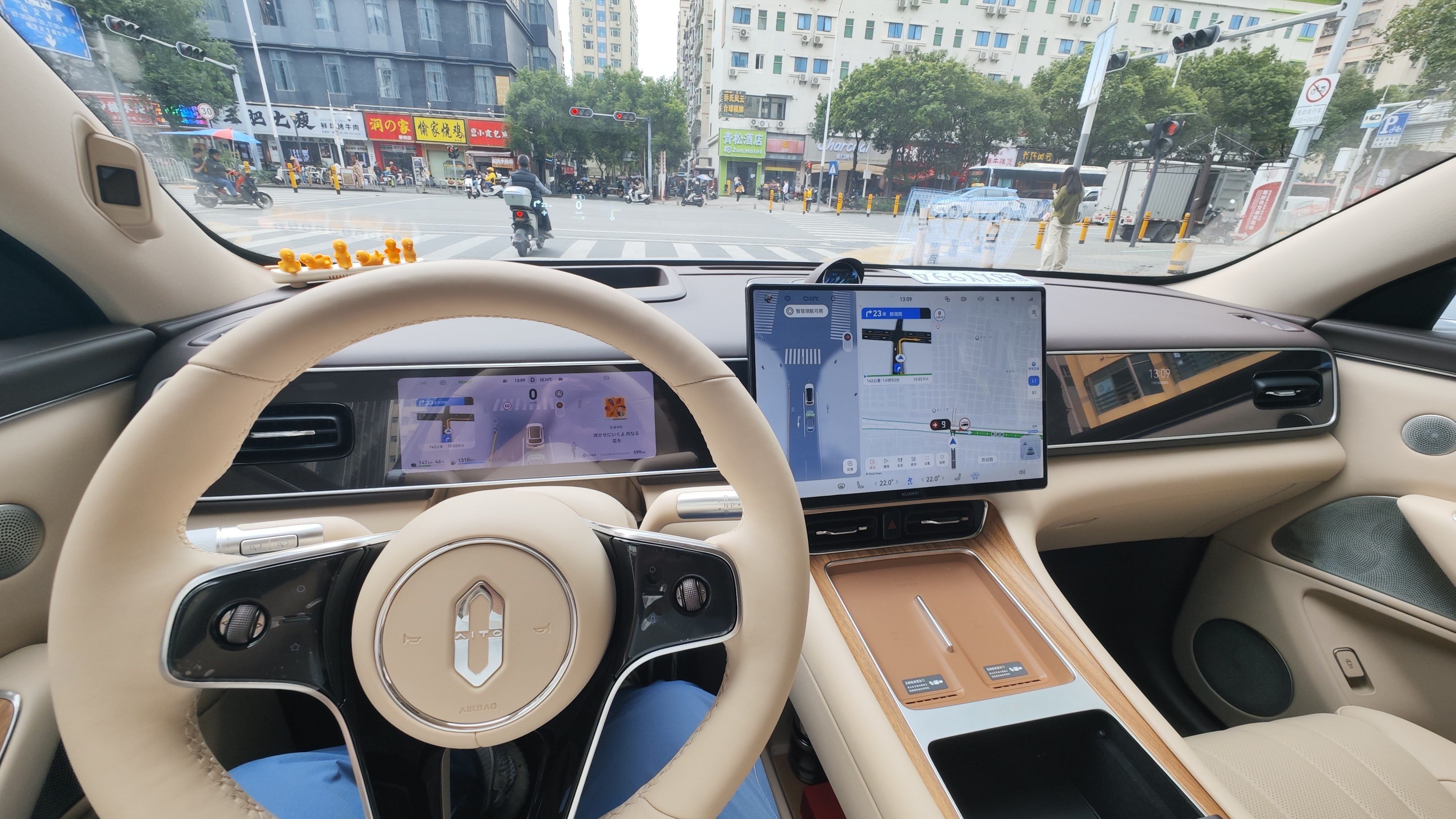 今天开去广州参加发布会中途路过麻涌服务区，充个电上个厕所没想到增程版现在充电速