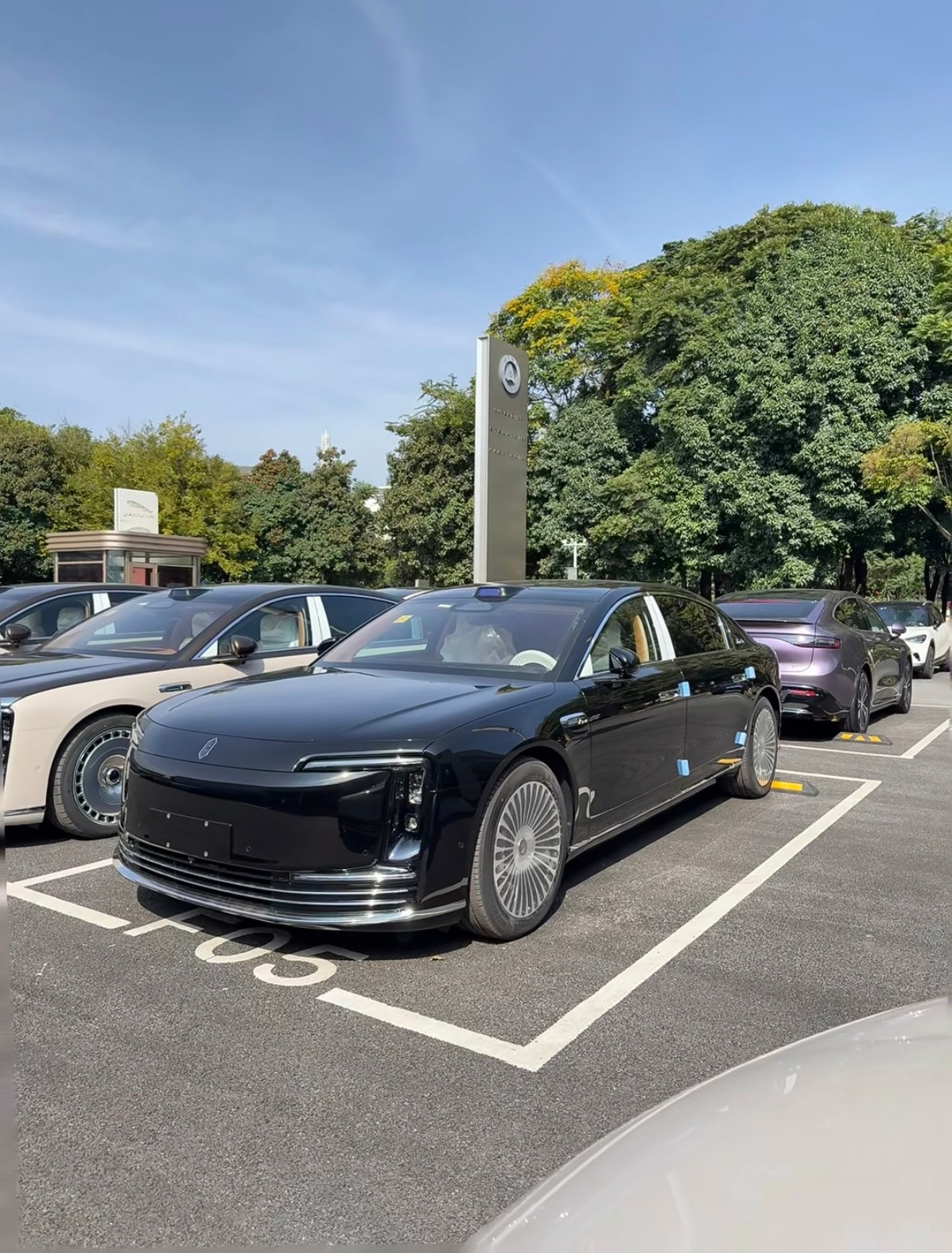 今天去鸿蒙智行保养车，在停车场看见尊界S800黑武士版本，这气场太顶了，又再一次