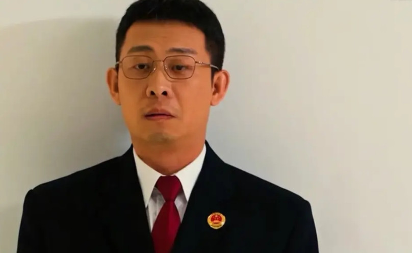 《以法之名》第36集大结局，万潮没事，万海被监狱护士毒害身亡，秦锋为救洪亮牺牲，